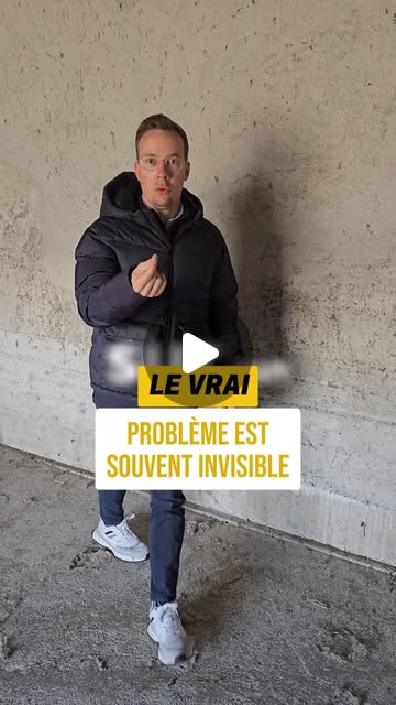 Teddy Schneider présente un point de vigilance dans un bâtiment