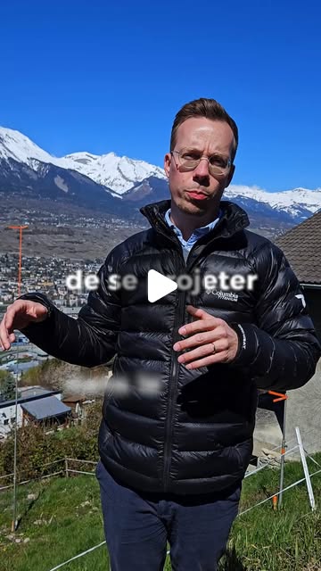 Teddy Schneider présente un terrain en pente dans un Reel 2S Building
